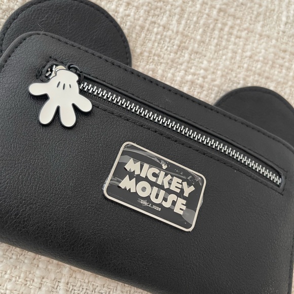 ADORABLE NWOT DISNEY MICKEY WALLET PHONE CASE WRISTLET - Picture 6 of 7